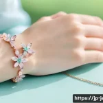 스와로브스키 팔찌 세트 추천 - A close-up image of a delicate Swarovski bracelet featuring a slim silver chain adorned with small p...